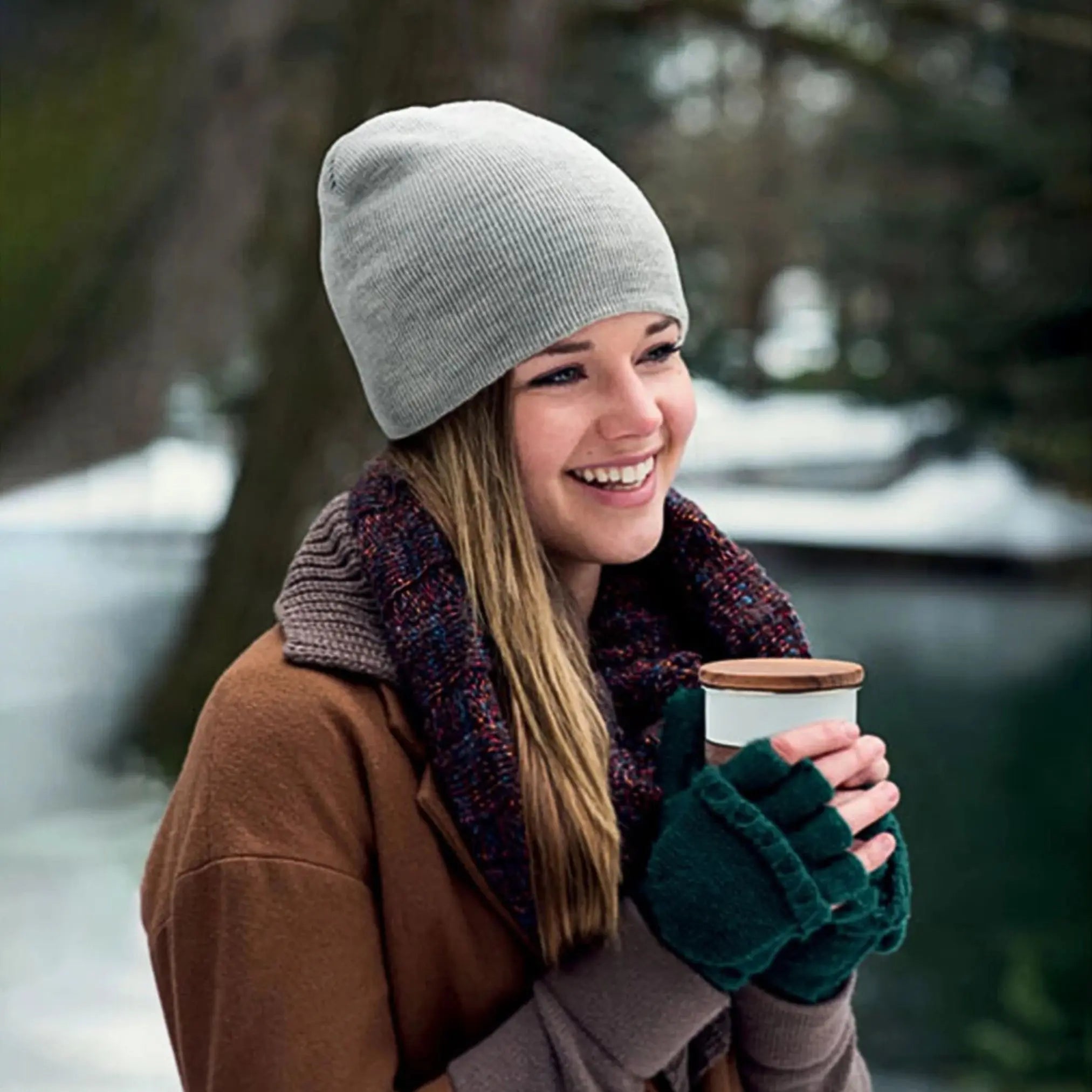 Taza blanca con tapa de nogal
