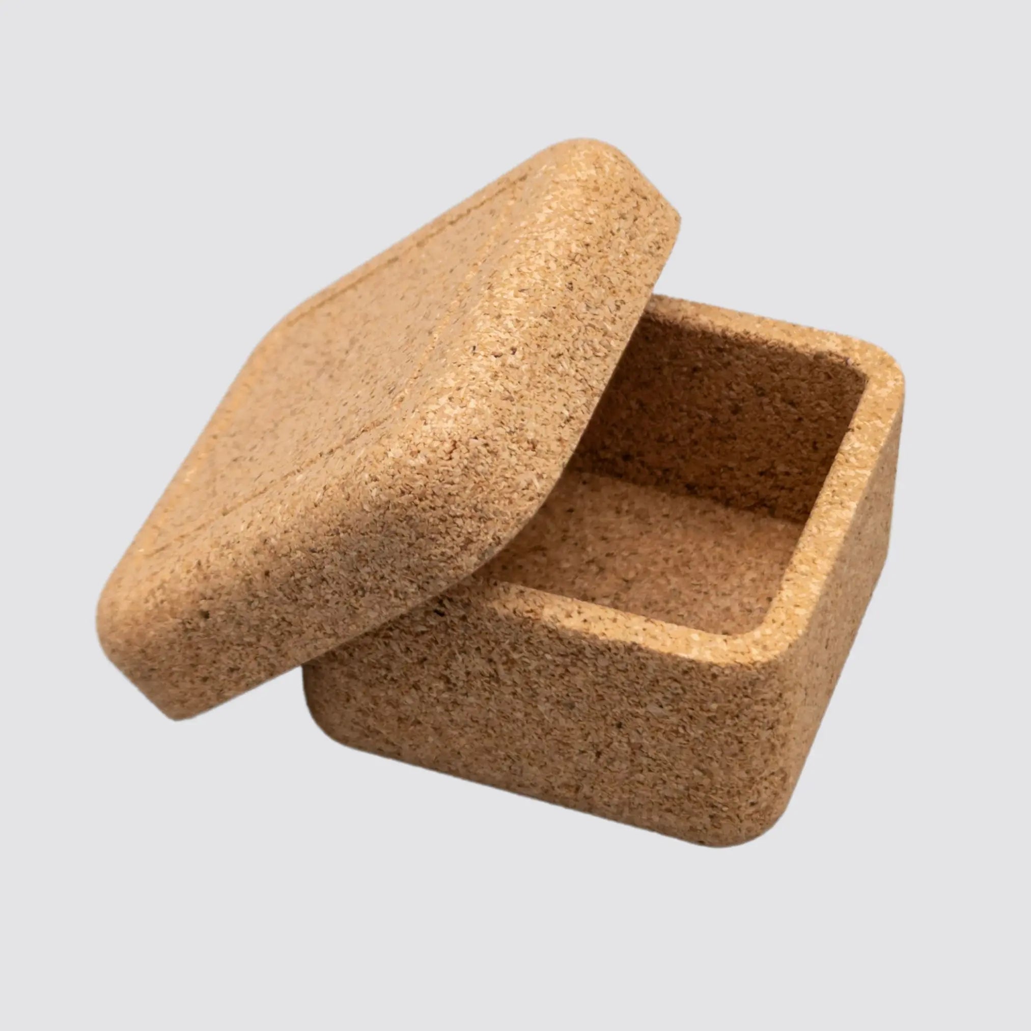 Boucles d'oreilles pour femmes dans une boîte cadeau en liège carrée