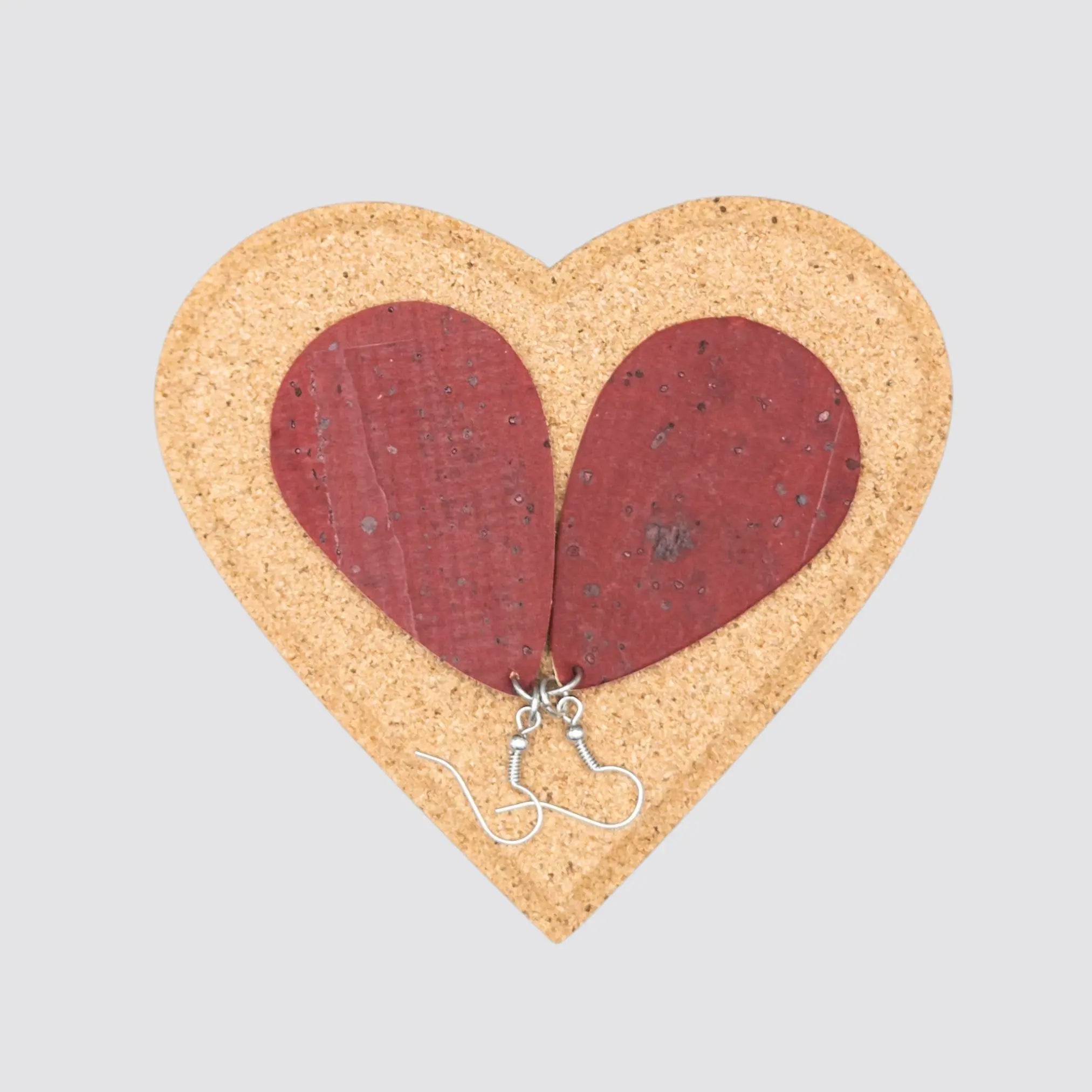 Boucles d'oreilles en liège en forme de goutte dans une boîte cadeau en forme de cœur