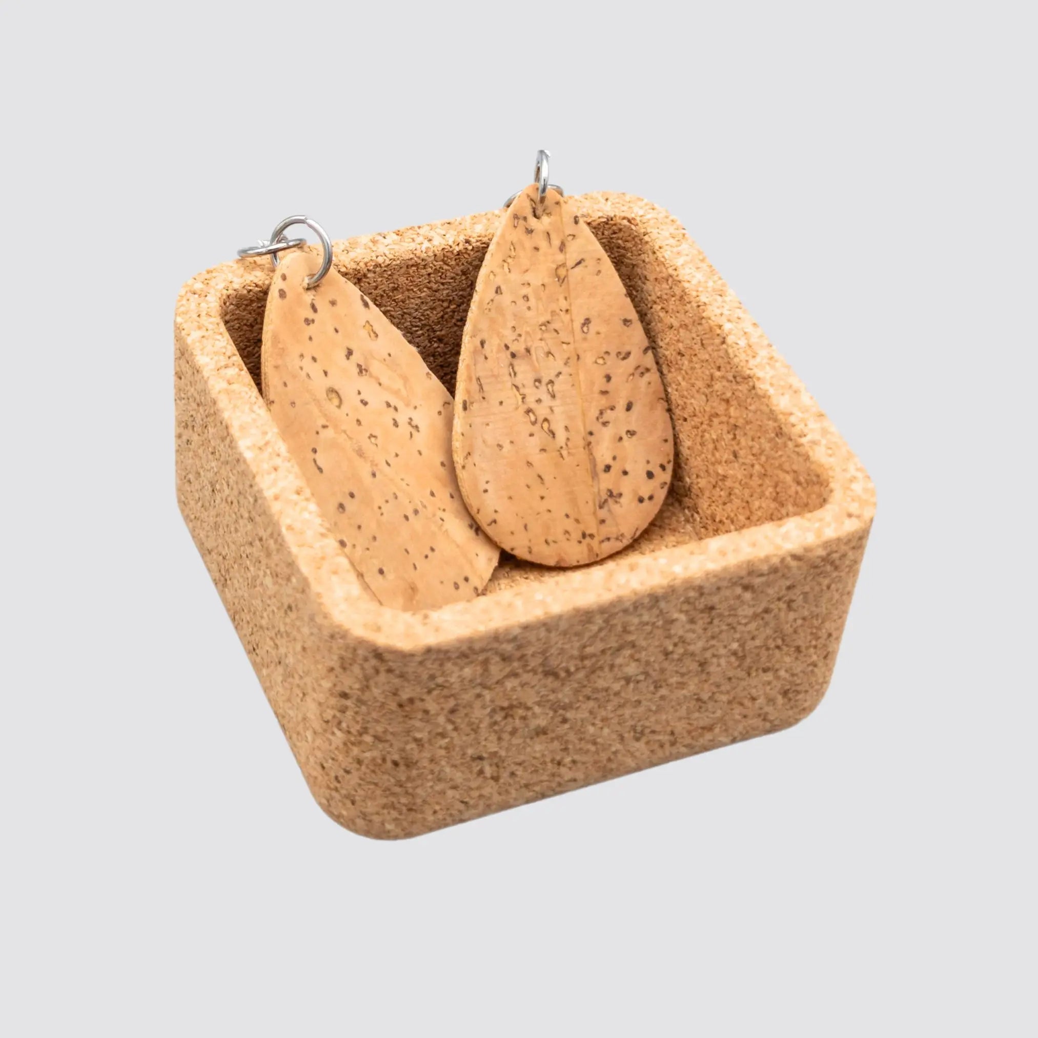 Boucles d'oreilles pour femmes dans une boîte cadeau en liège carrée