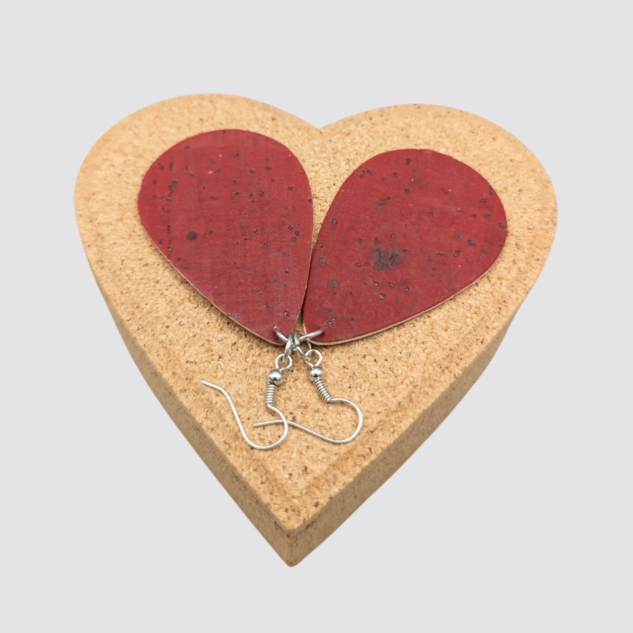Boucles d'oreilles en liège en forme de goutte dans une boîte cadeau en forme de cœur