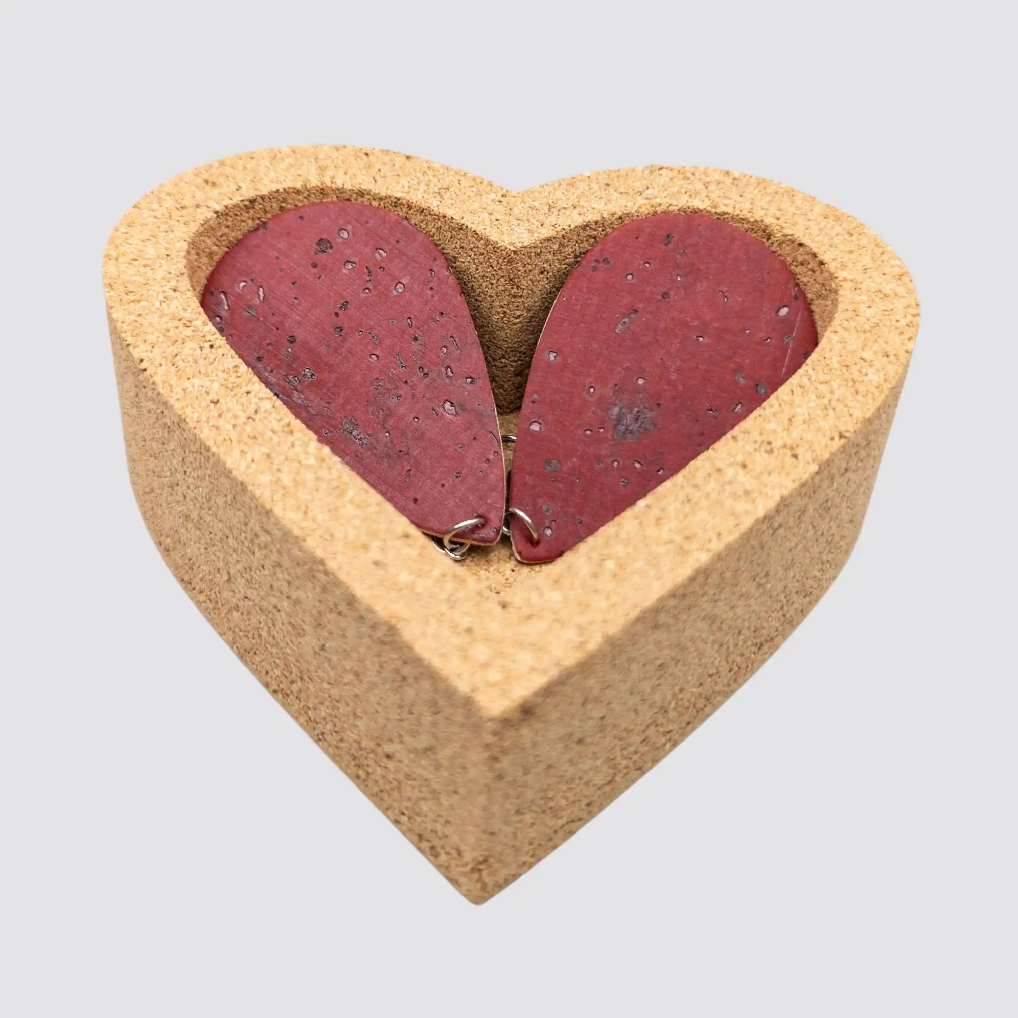 Boucles d'oreilles en liège en forme de goutte dans une boîte cadeau en forme de cœur
