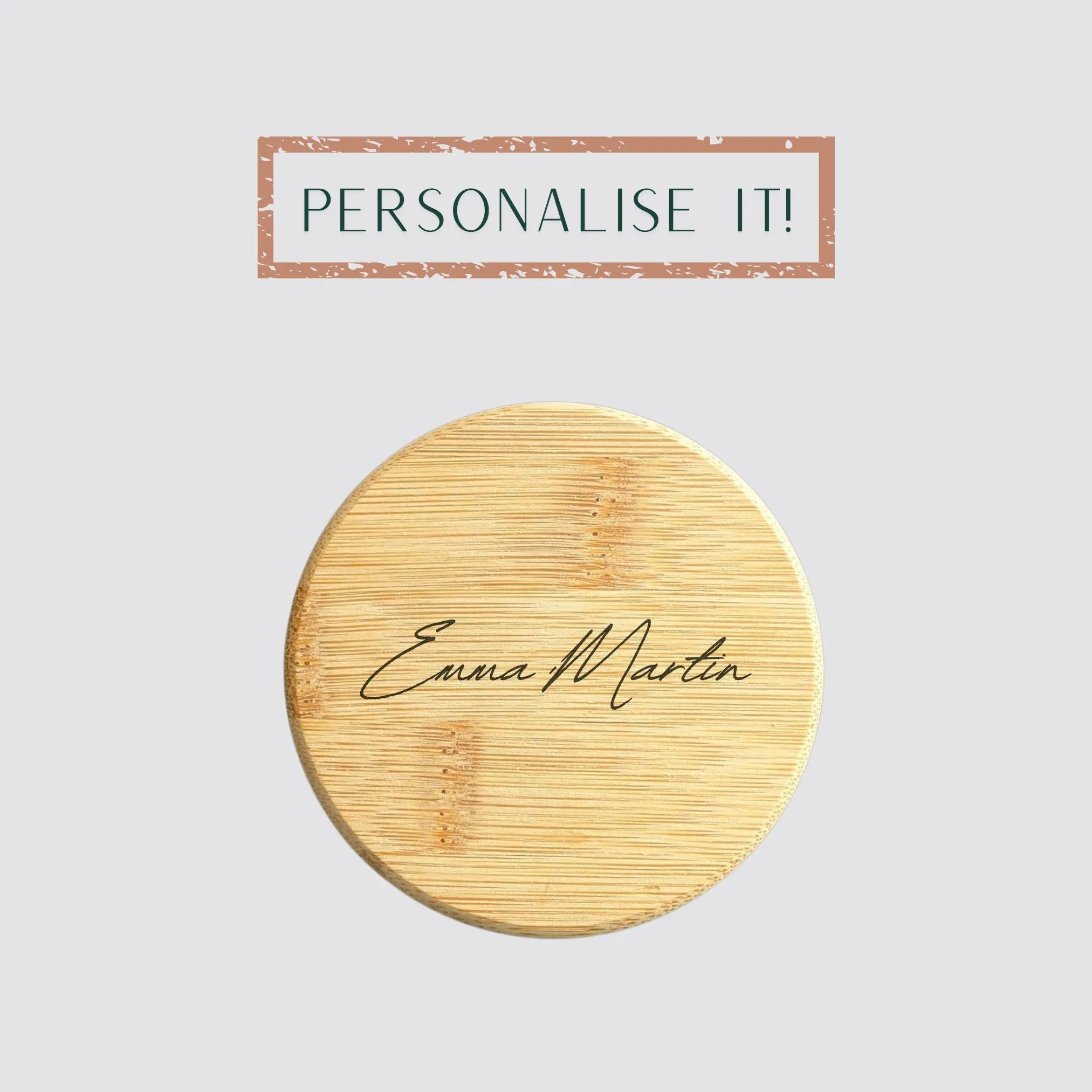 The sustainable mug made of bamboo and cork is personalised on its lid.