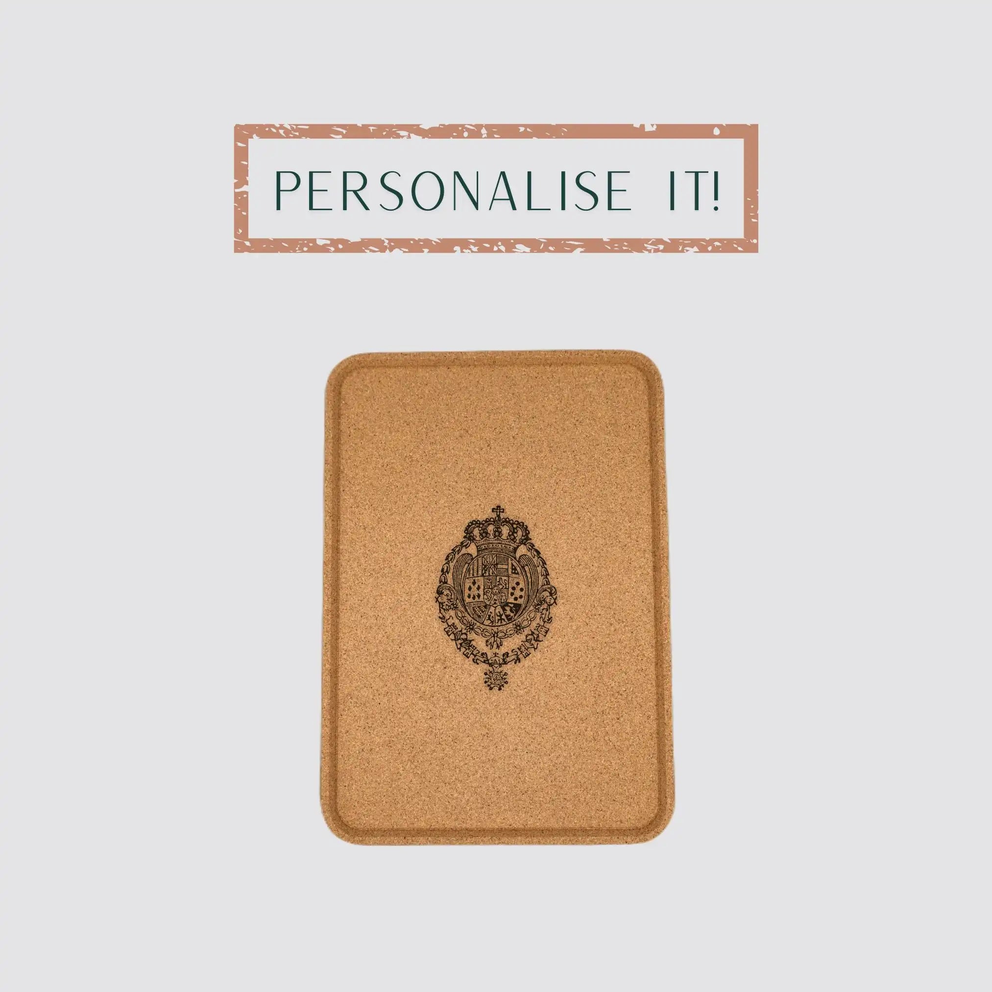 The sustainable serving tray made of natural cork is personalised.