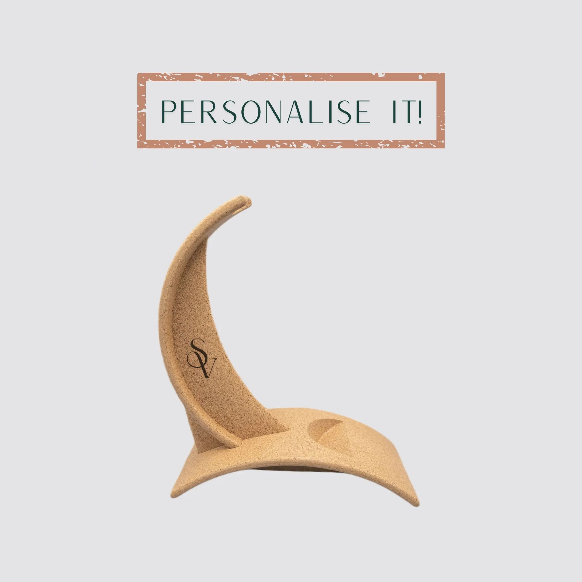 The elegant wine bottle holder made of cork is personalised.