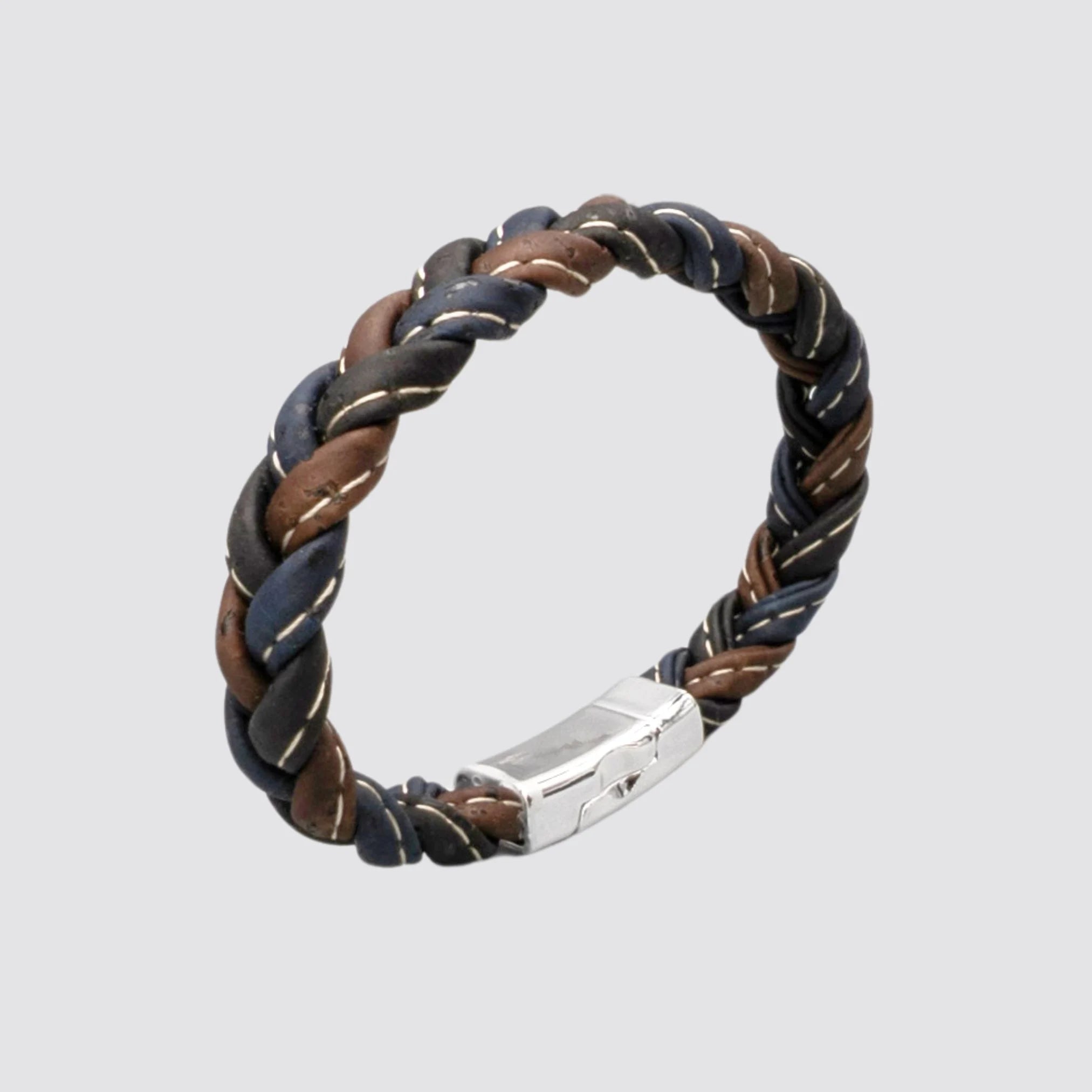 Durable braided cork men’s bracelet with modern texture and appeal.