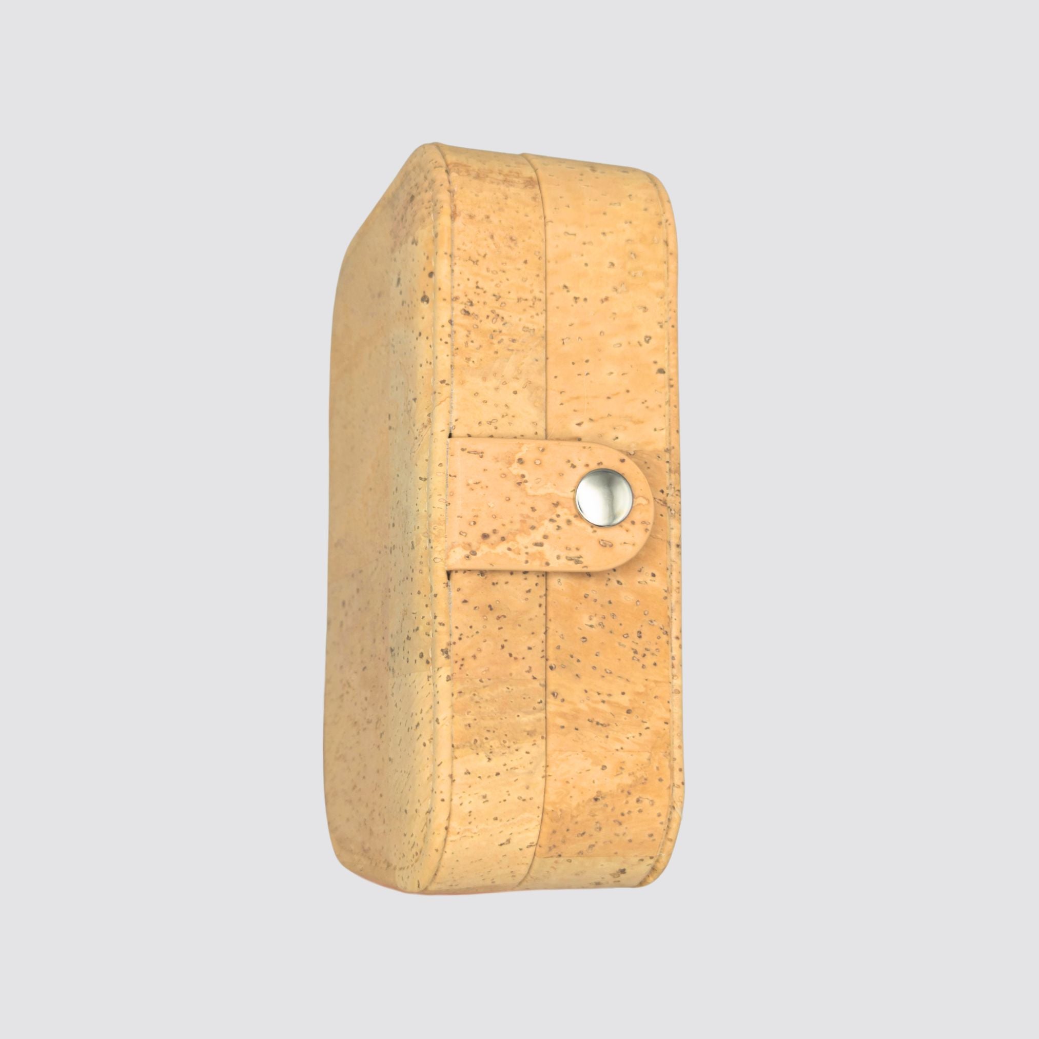 The jewellery box is made of sustainable began leather.