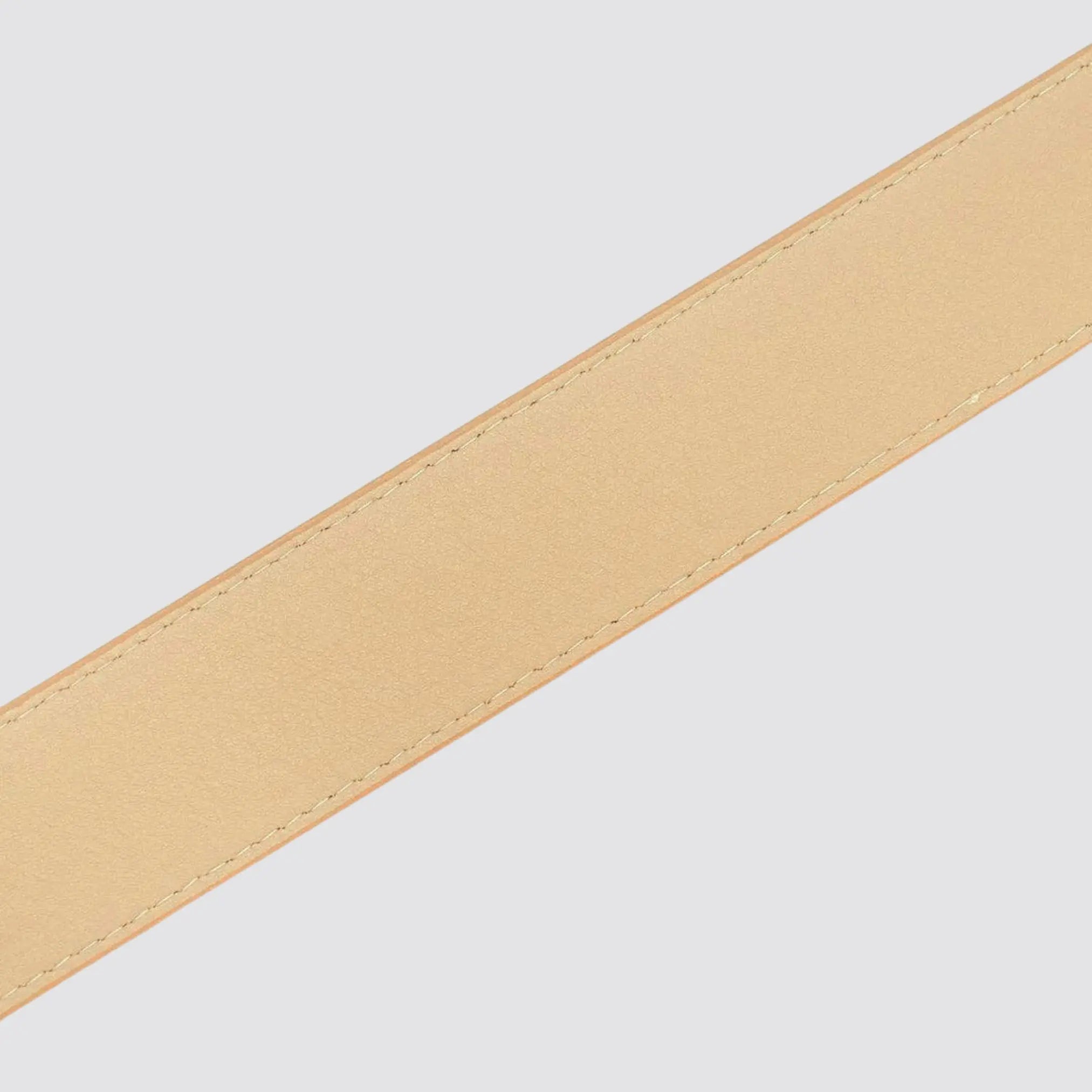 Lightweight cork leather men’s belt for a sustainable and elegant style.