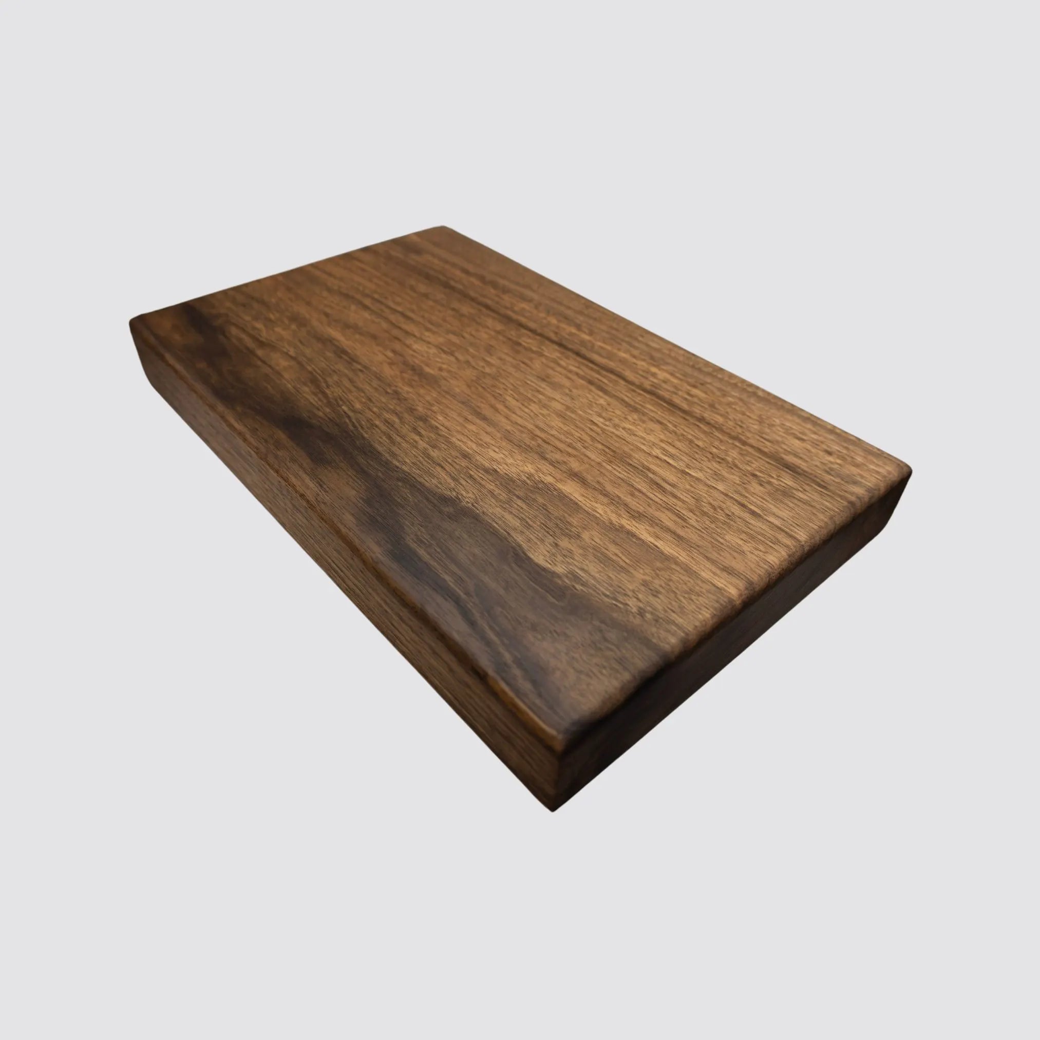 Side profile of a luxury walnut cutting board, highlighting its 5 cm thickness.
