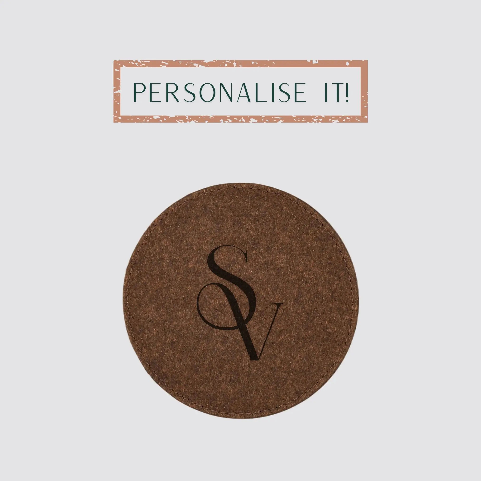 The luxurious wine gift set is made of several wine accessories and is personalised.