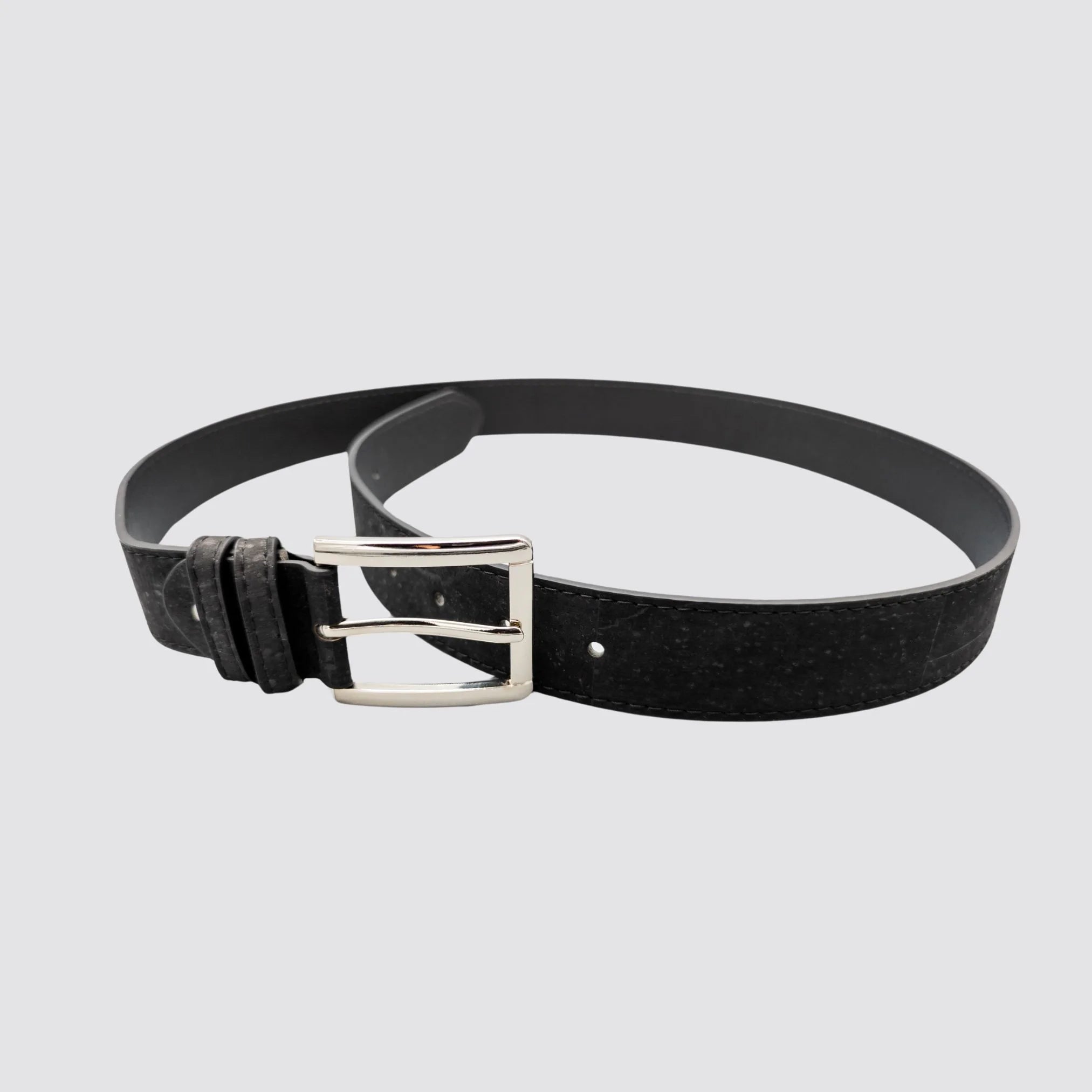 Minimalist vegan cork belt for men with a sophisticated black finish.
