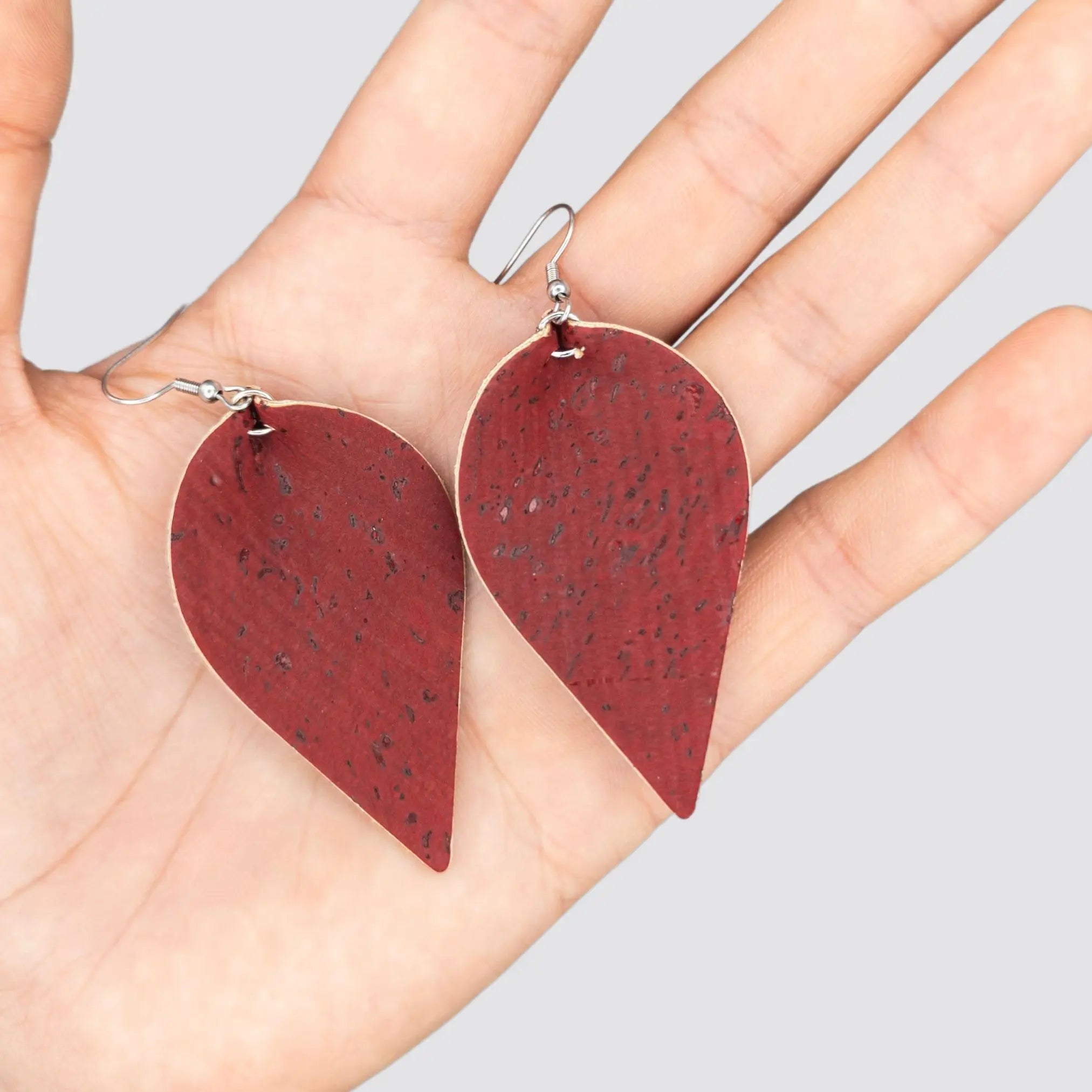 Modern drop-shaped cork earrings with an open design and sustainable materials.