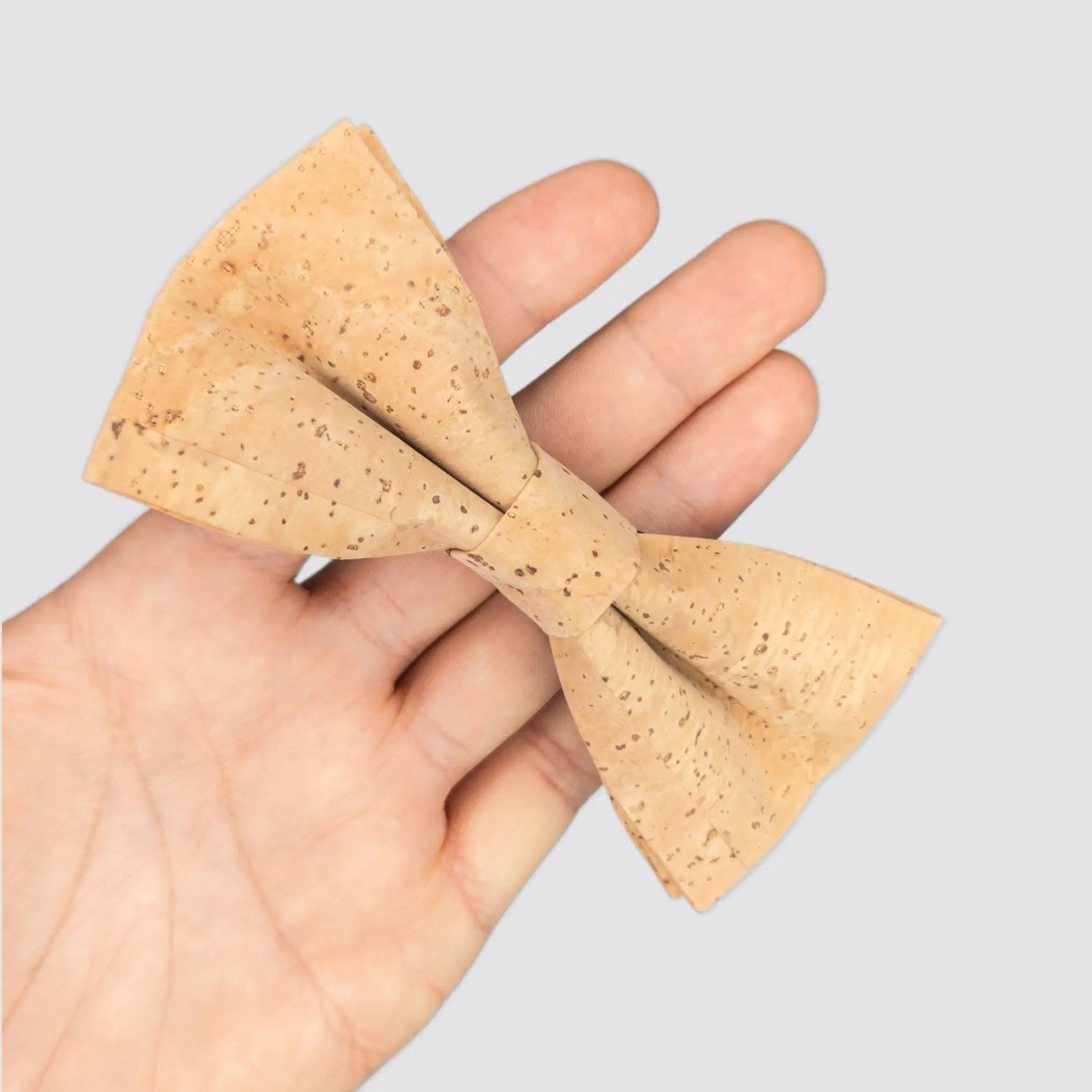 Nature-inspired cork bow tie set with an adjustable elastic strap.