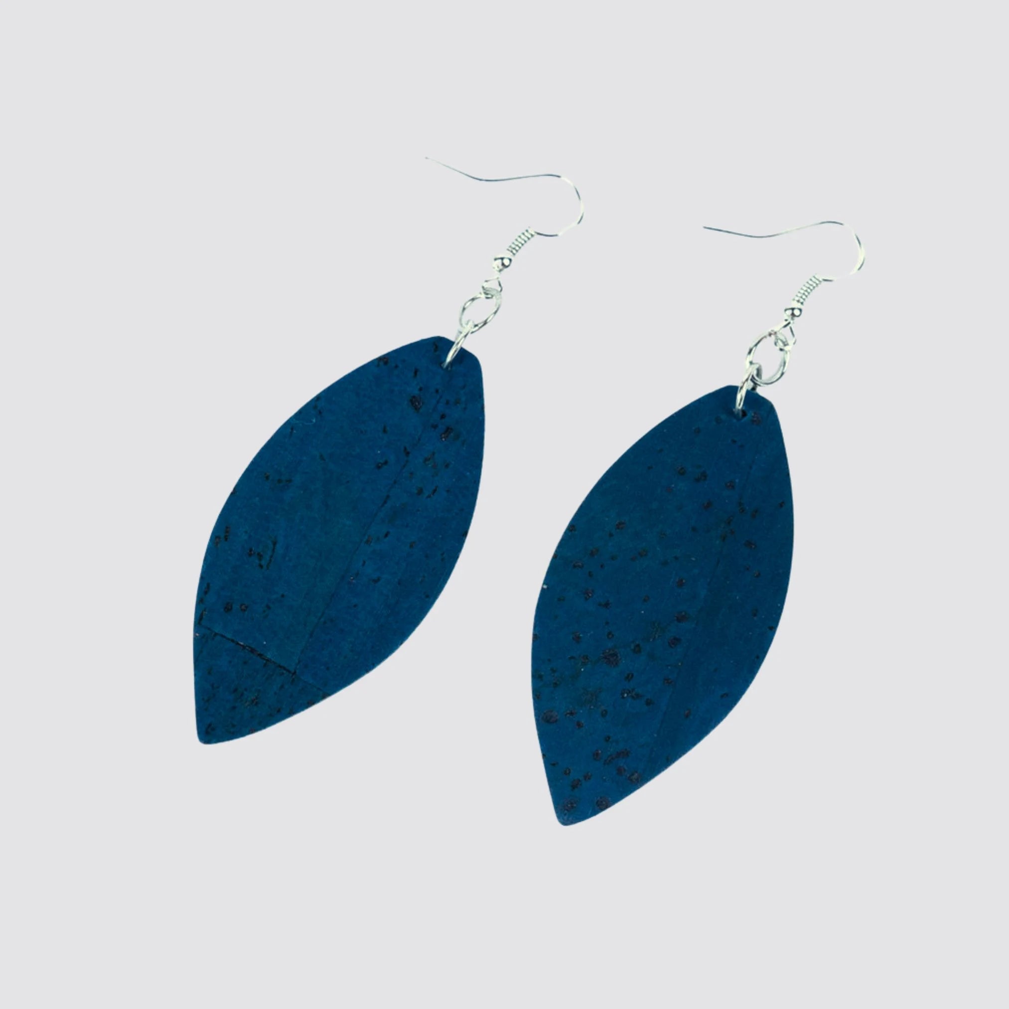 The women earrings are made of cork and come in a navy blue colour.