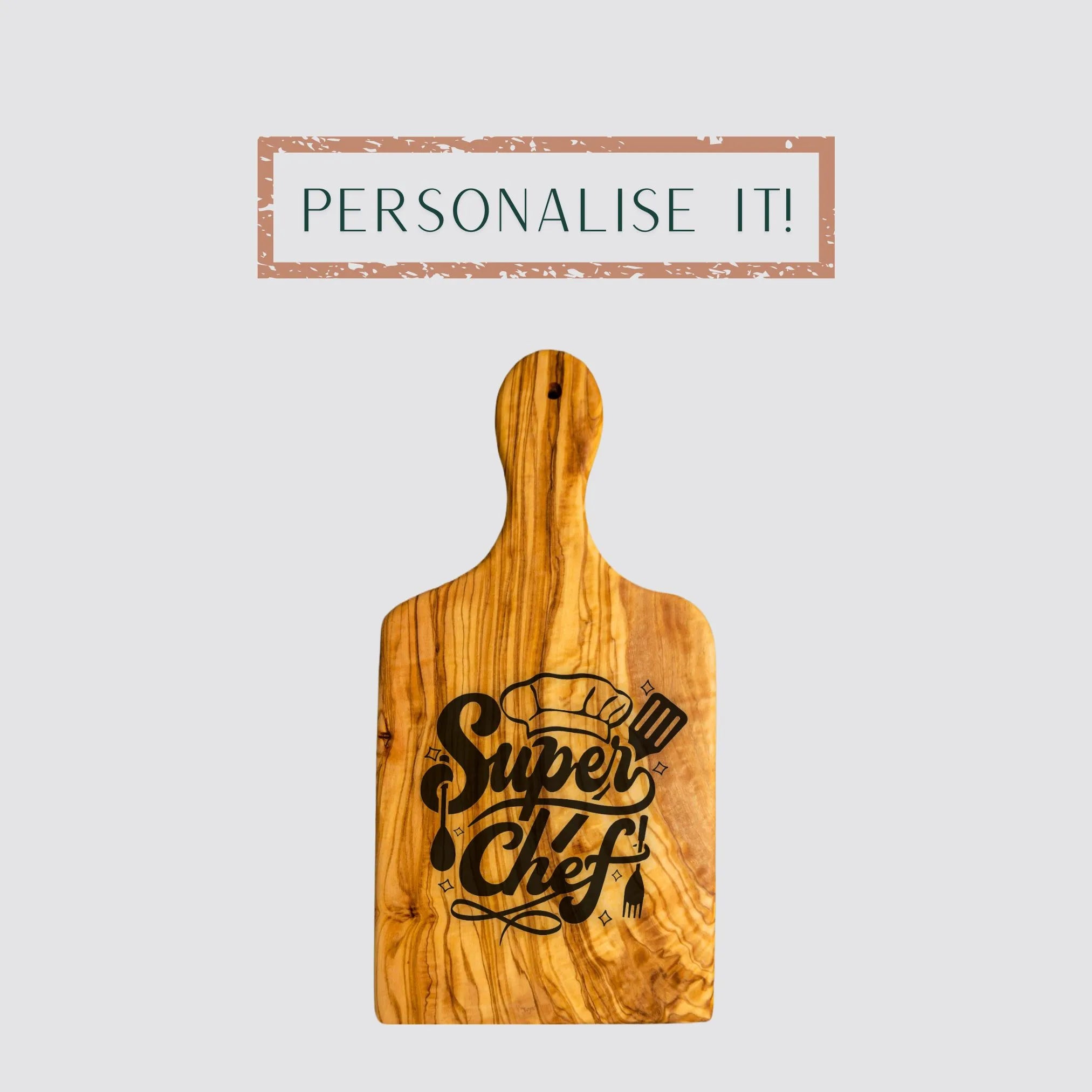 The luxurious serving board made of premium olive wood is personalised.