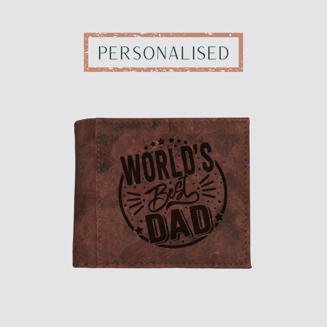 The cork wallet is personalised on its outer part, making for a perfect gift for men.