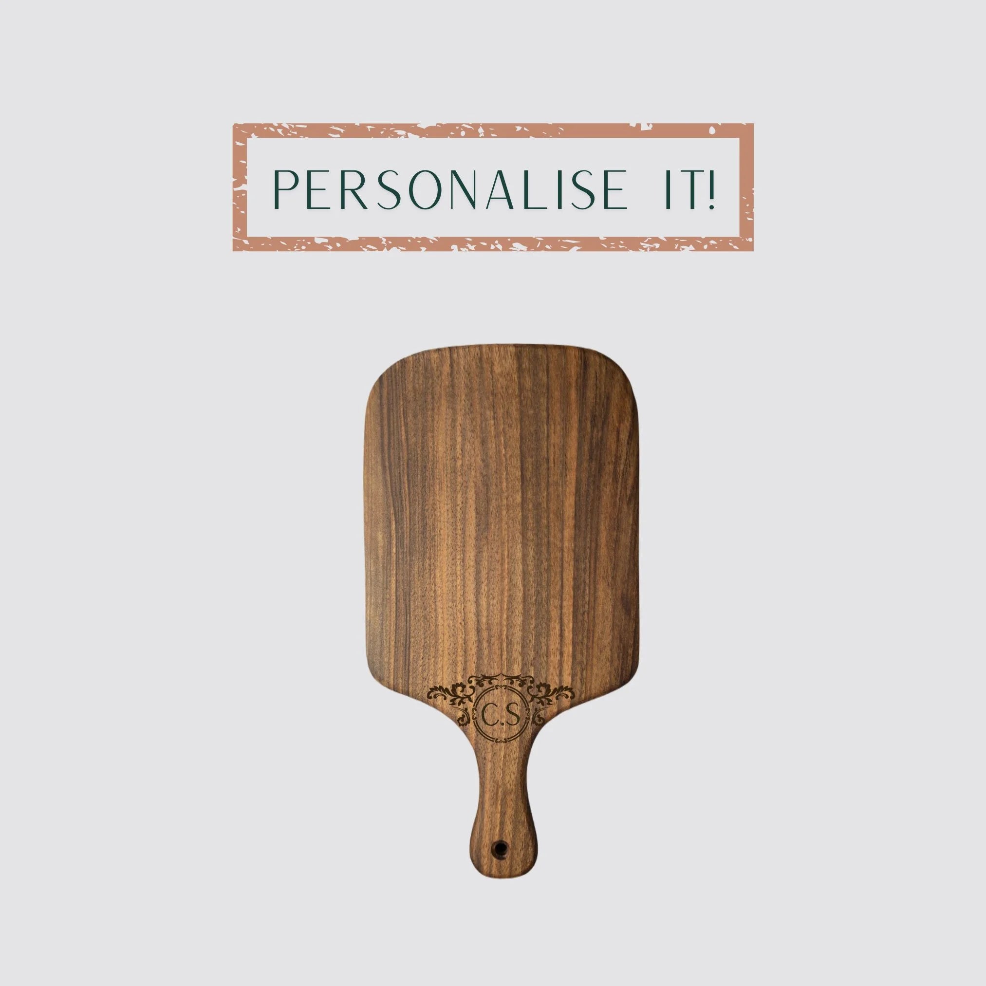 The sustainable serving board is made of premium walnut wood and is personalised.