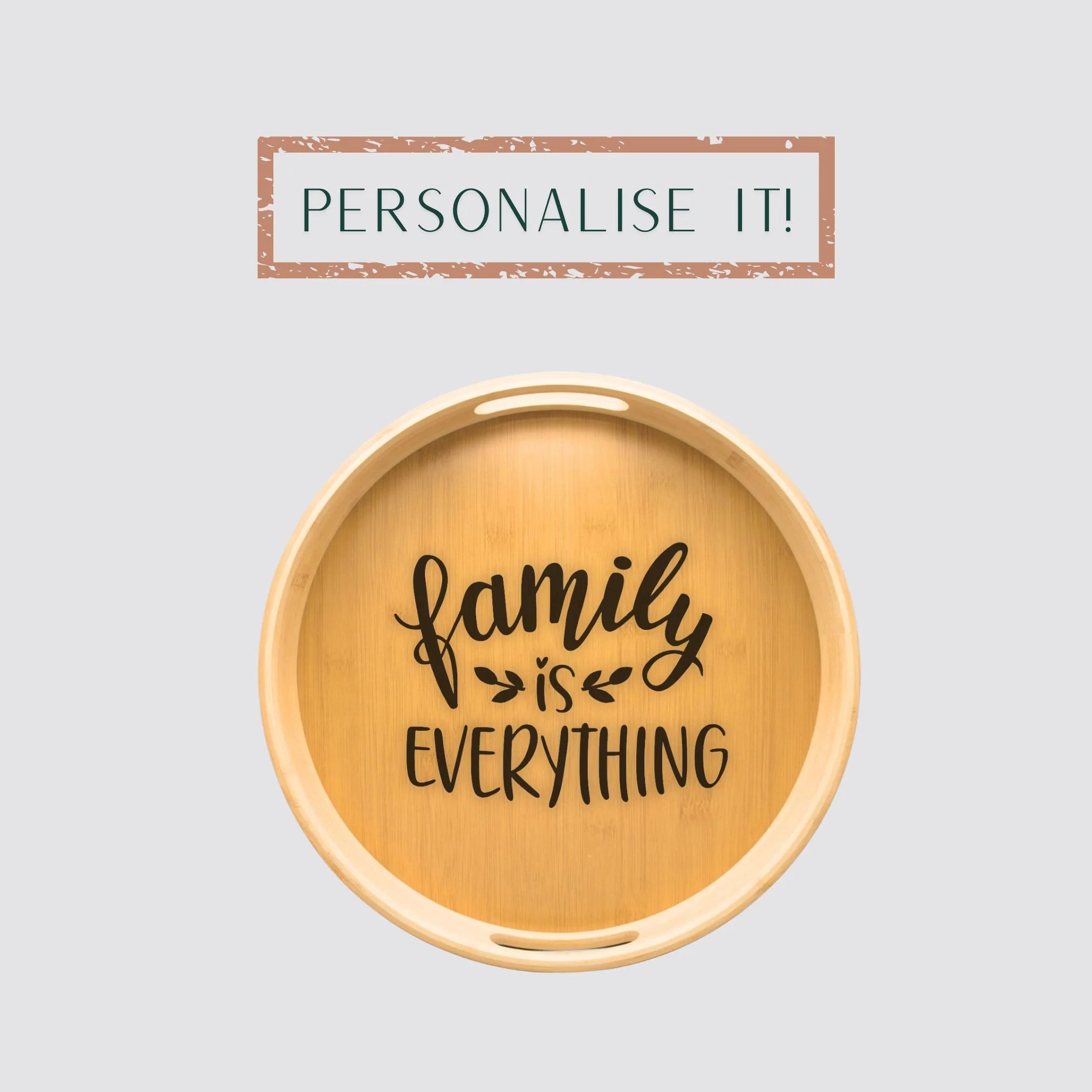 The sustainable serving tray is made of bamboo and is personalised.