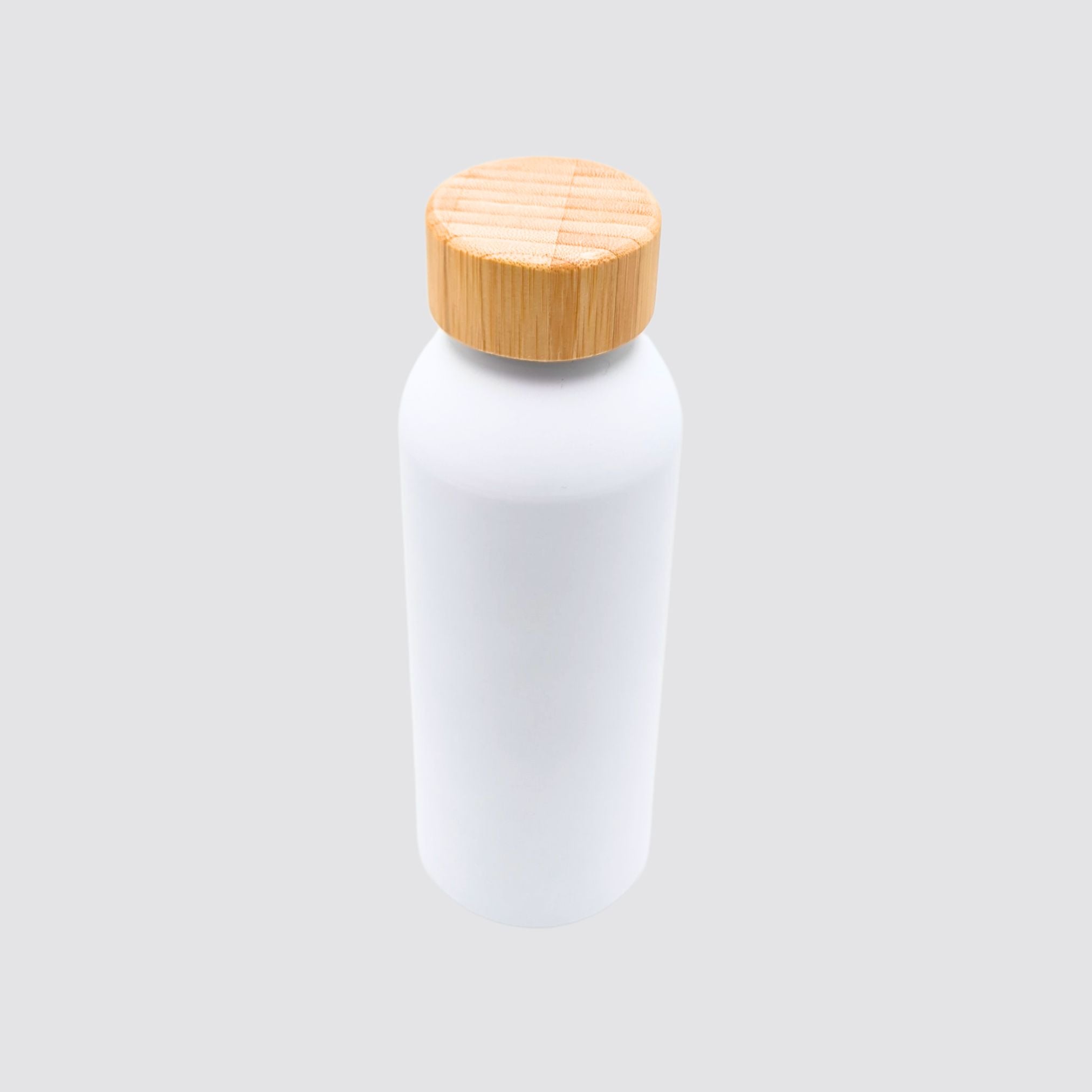 Sleek white aluminium water bottle featuring a leakproof bamboo lid.