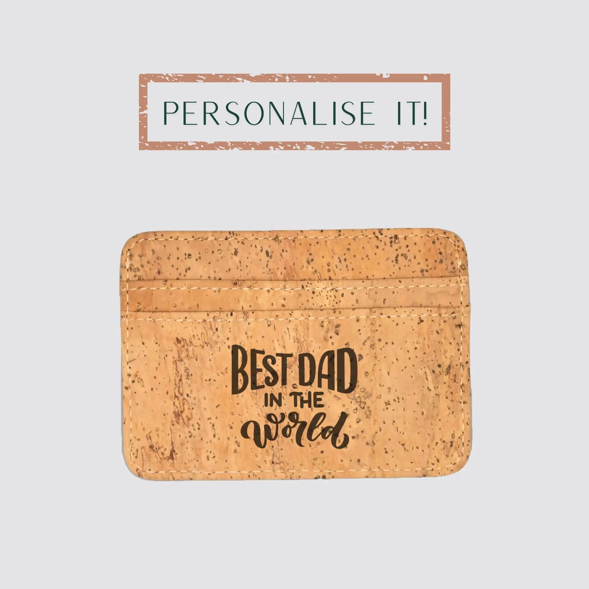 The slim yet luxurious cardholder made of cork is personalised as a gift.