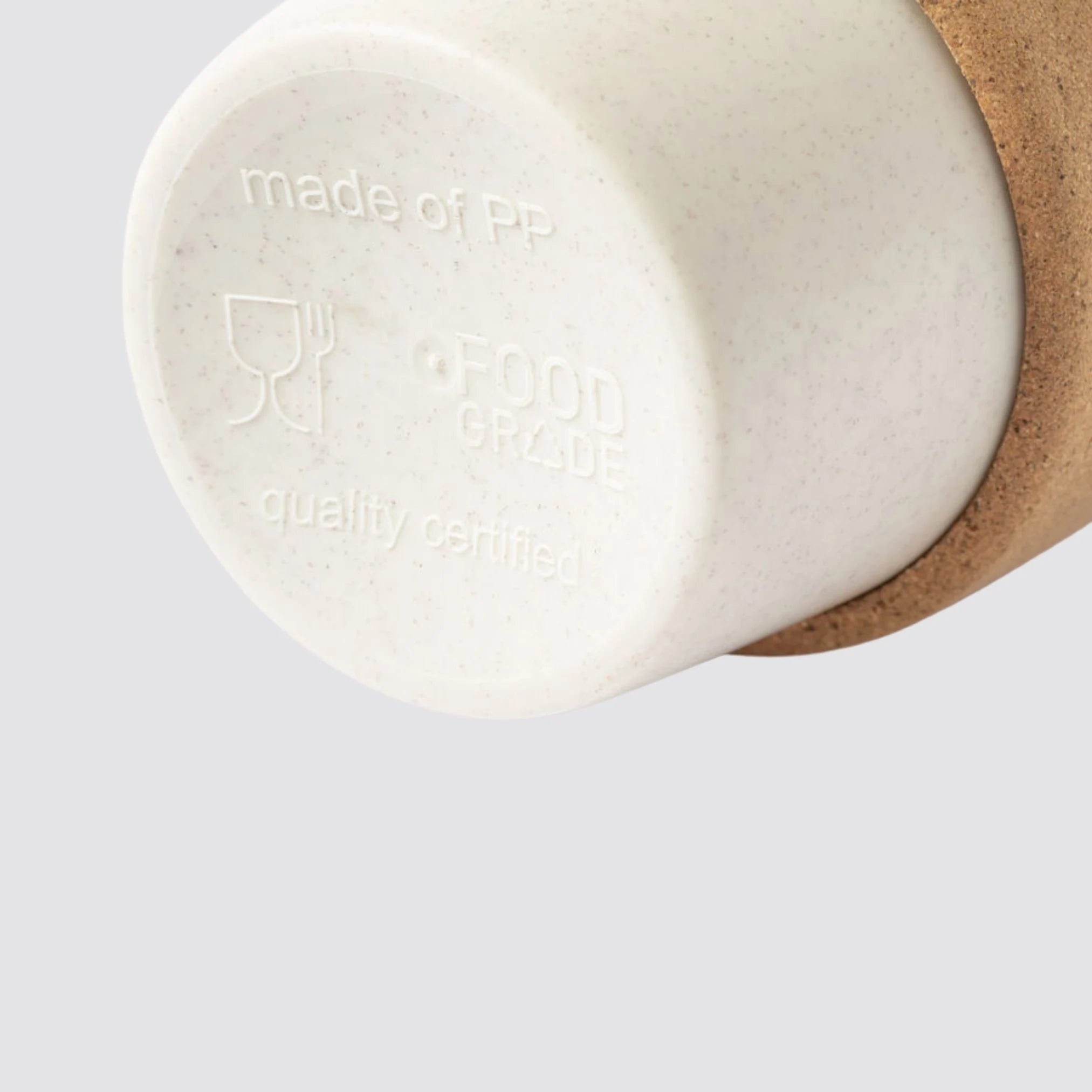 Stylish travel mug featuring a bamboo lid, cork grip, and PP body.