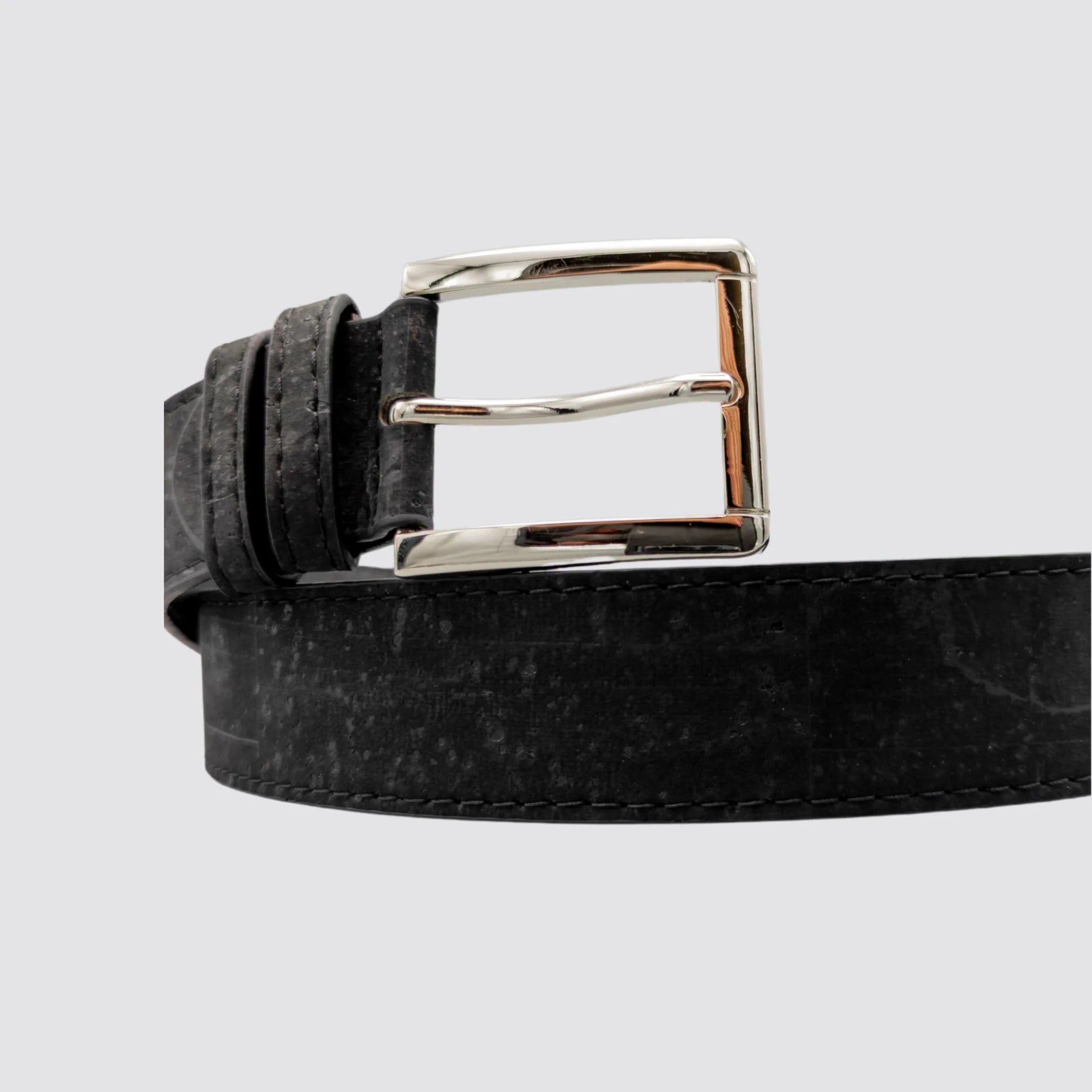 Sustainable black cork belt for men with an adjustable fit and eco-friendly design.