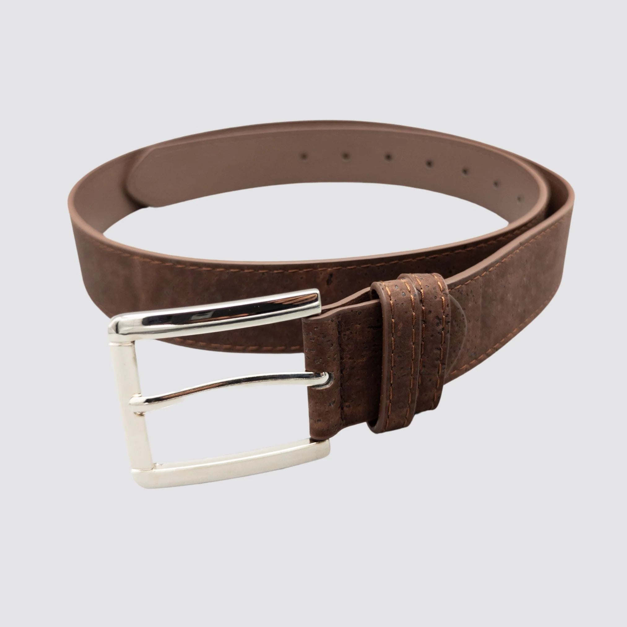 Sustainable brown cork belt for men featuring an adjustable fit and eco-friendly design.