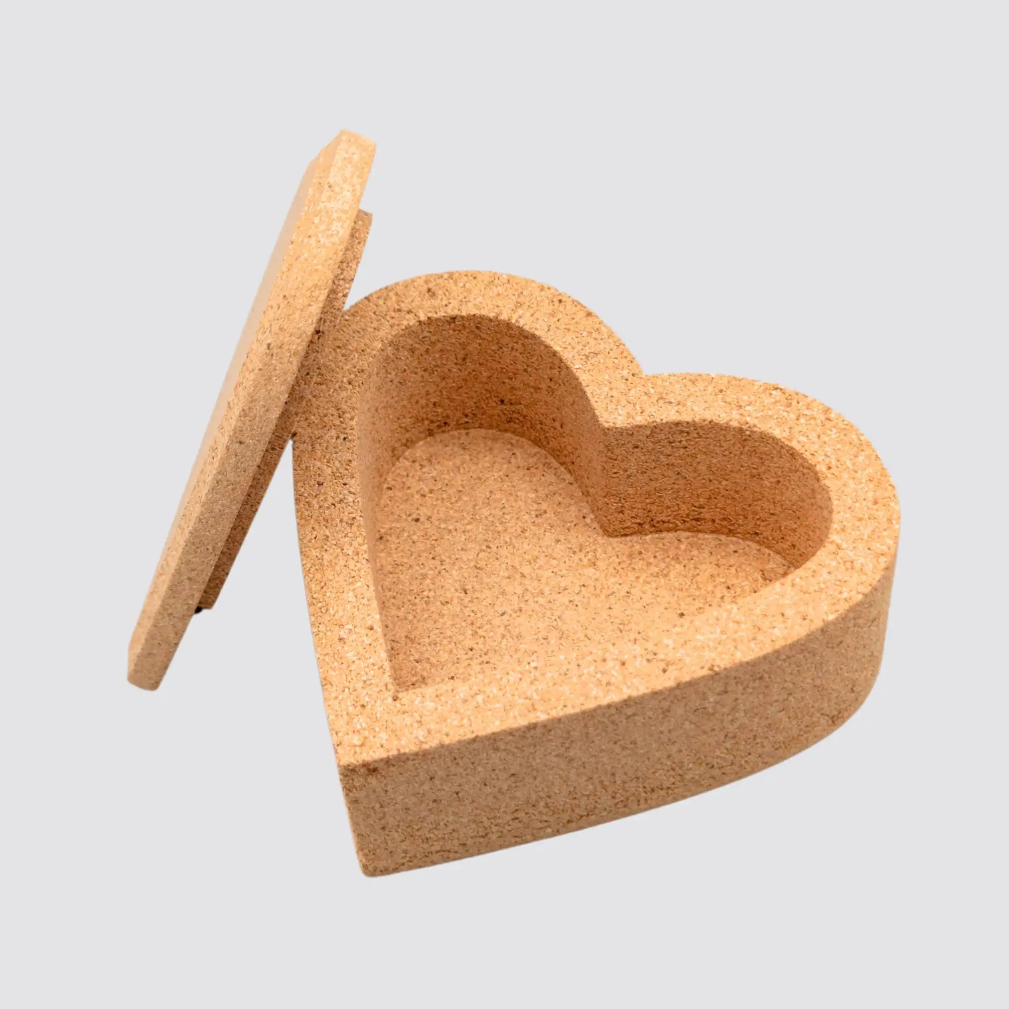 The sustainable gift box is made of cork and has a heart shape.