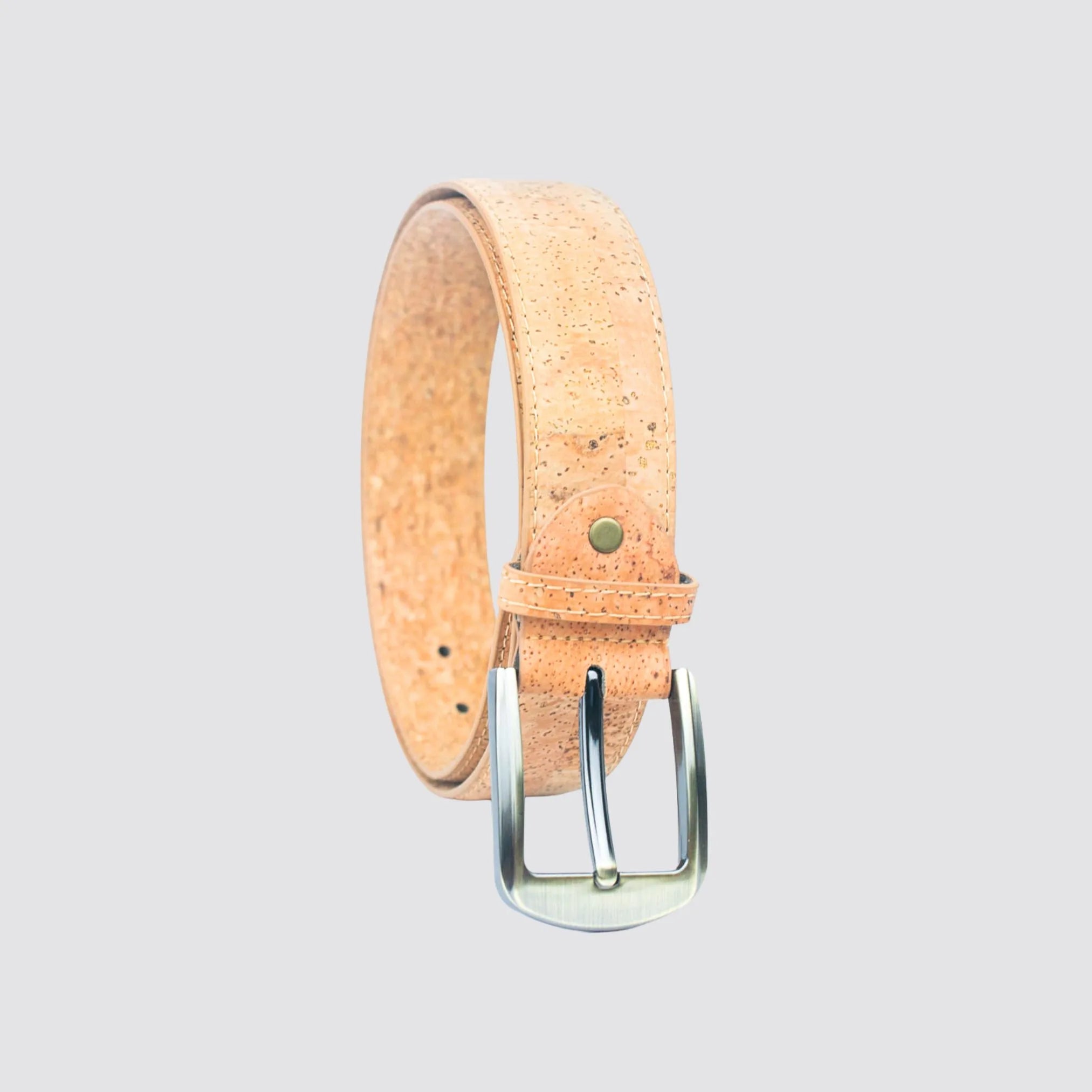 Sustainable men’s cork belt with a bold 4cm width and black metal buckle.