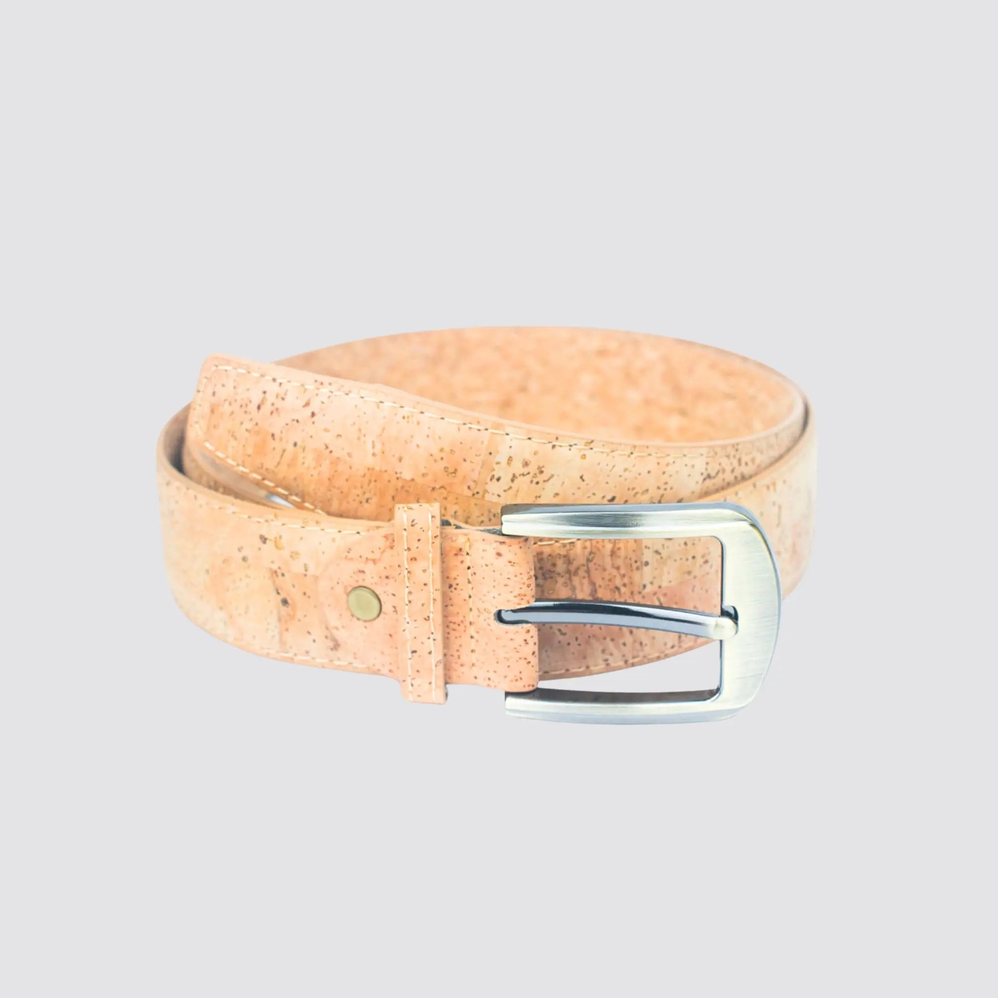 Versatile men’s cork belt with a sleek black metal buckle for any occasion.