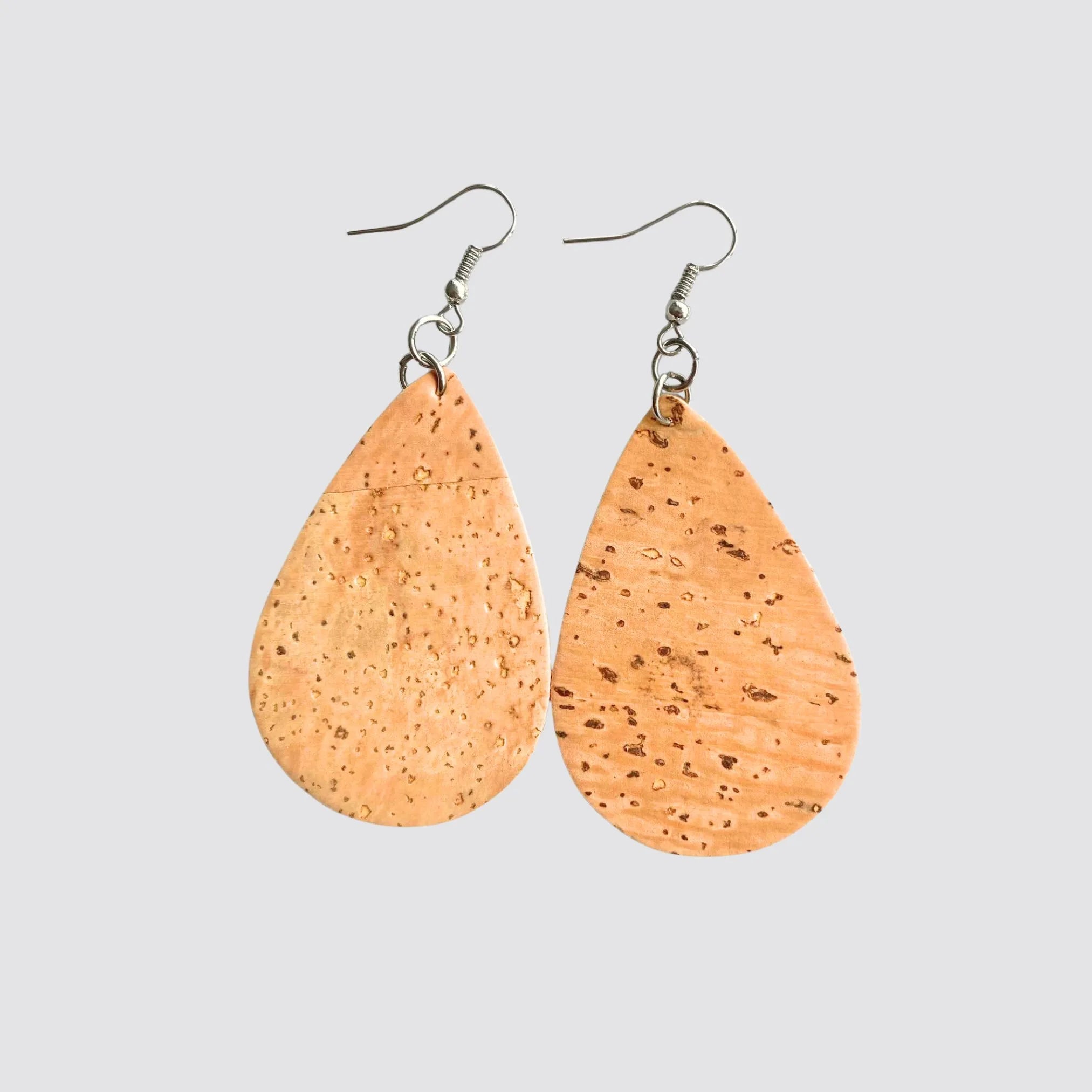 Women’s cork drop earrings featuring natural patterns and a sustainable design.