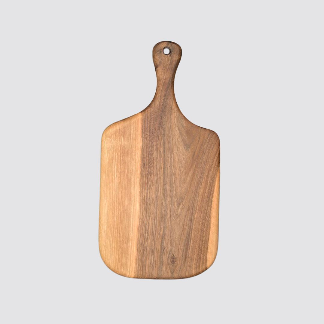 The serving and cutting board with handle is made of walnut wood.